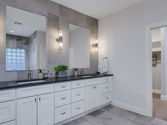 Bathroom, Dual Sink Vanities, Interior, Recessed Lighting
