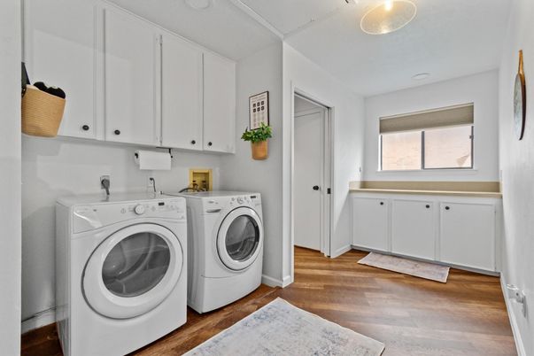Interior, Washer, Wood Texture Flooring