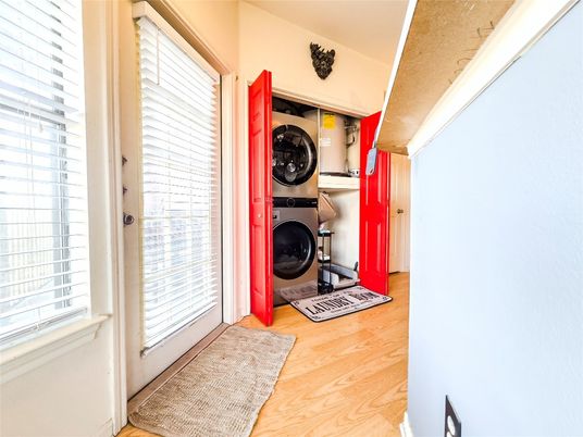 Interior, Utility Closets, Washer, Wood Texture Flooring