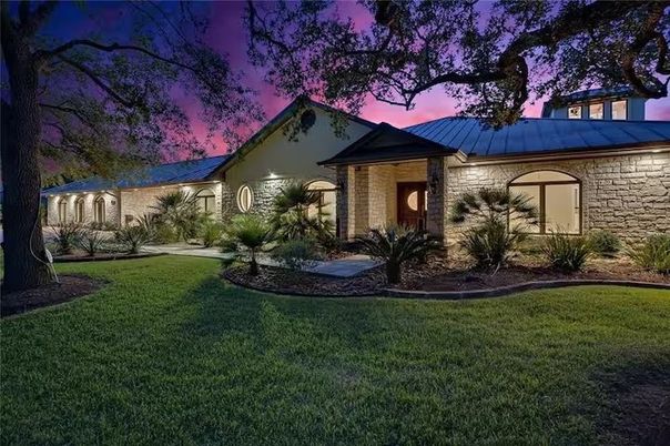 Backyard, Exterior, Facade, Brick Facade, Ranch