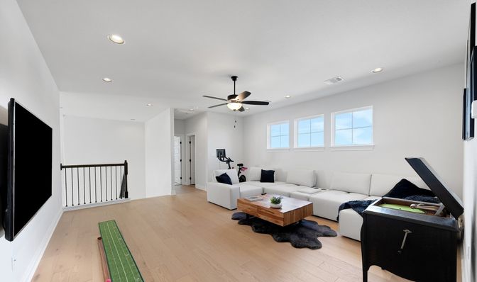 Fitness Equipment, Interior, Living room, Recessed Lighting, Wood Texture Flooring