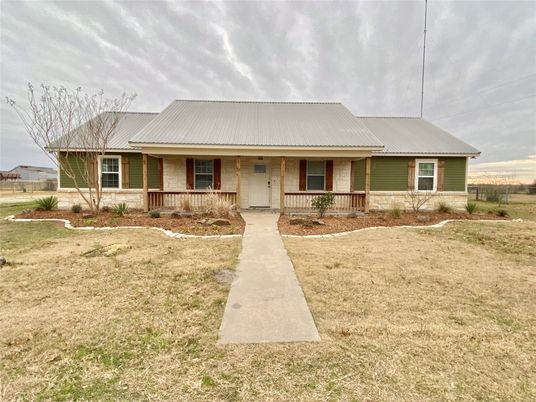 Exterior, Facade, Ranch