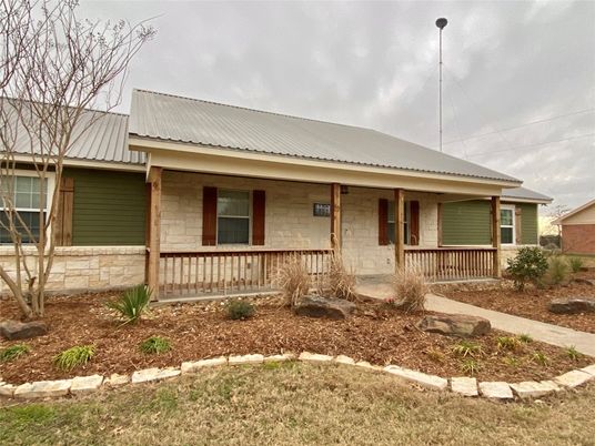 Exterior, Facade, Ranch