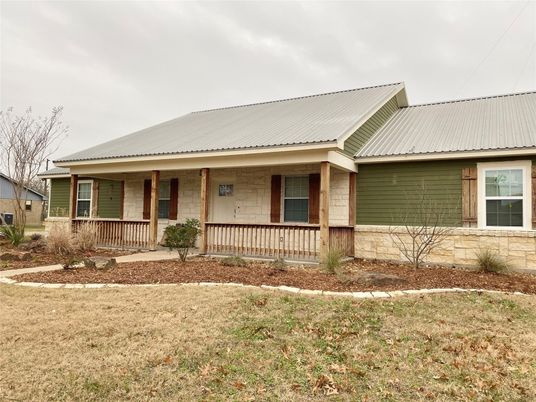 Exterior, Facade, Ranch