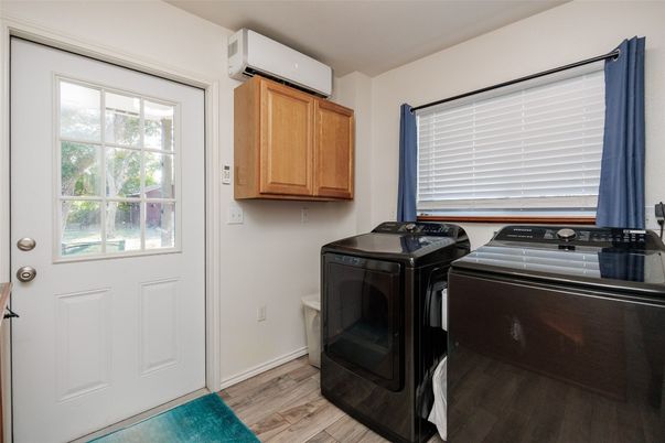 Interior, Washer, Wood Texture Flooring