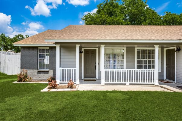 Exterior, Facade, Ranch