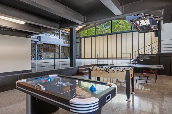 Game Room, Interior