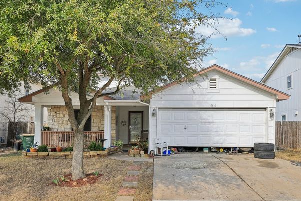 Attached, Exterior, Facade, American Craftsman