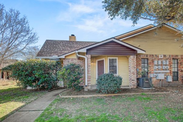 Exterior, Facade, Brick Facade, Ranch