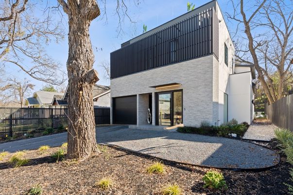 Backyard, Exterior, Facade, Brick Facade, Modern