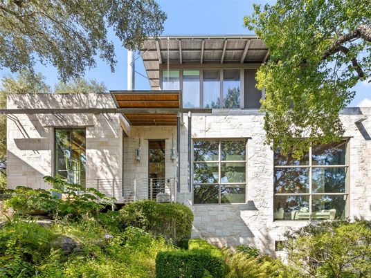 Exterior, Facade, Modern