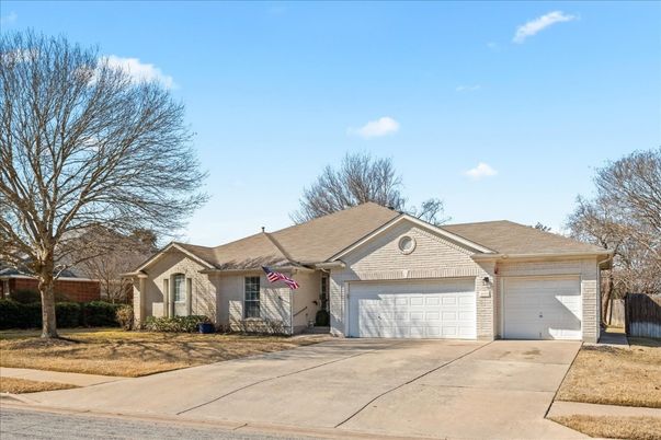 Attached, Exterior, Facade, Ranch