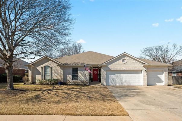Attached, Exterior, Facade, Ranch