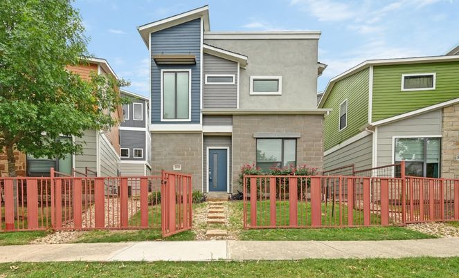 Exterior, Facade, Rowhouse