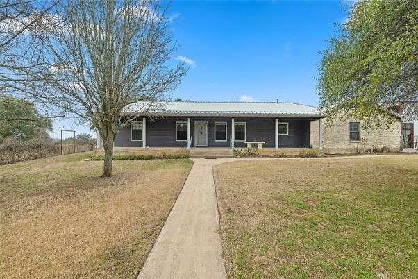 Exterior, Facade, Ranch