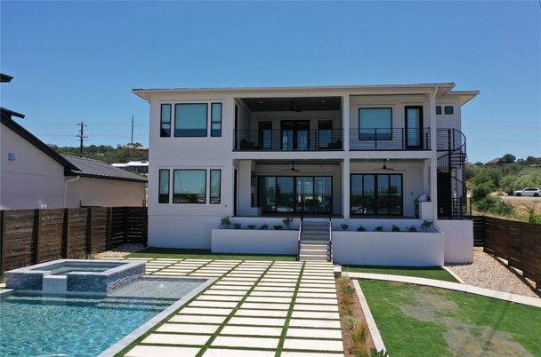Exterior, Facade, Pool, Modern