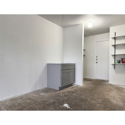 Empty room, Interior