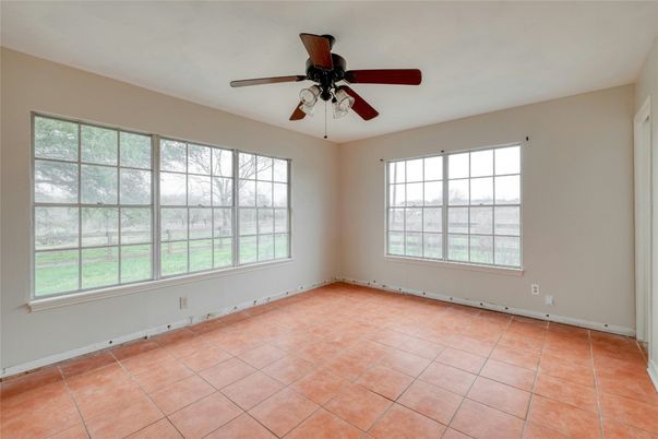 Empty room, Interior