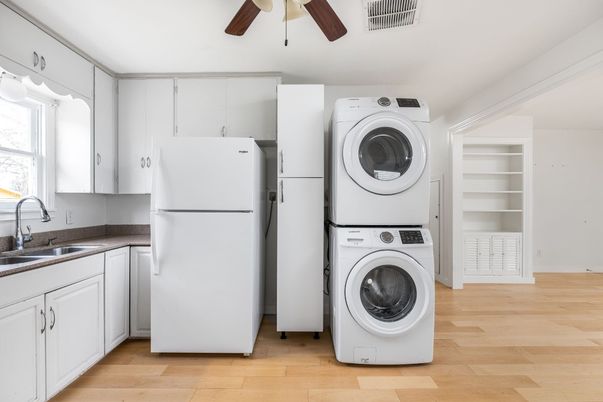 Interior, Utility Closets, Washer, Wood Texture Flooring