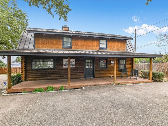 Exterior, Facade, Log Home