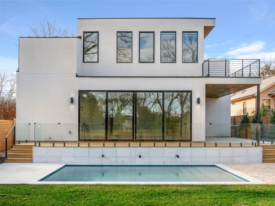 Exterior, Facade, Pool, Modern