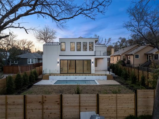 Backyard, Exterior, Facade, Pool, Modern