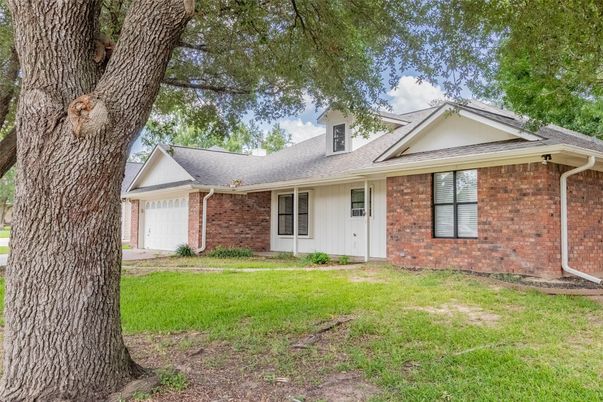 Backyard, Exterior, Facade, Brick Facade, Ranch