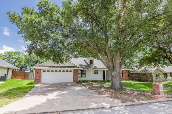 Attached, Exterior, Facade, Brick Facade, Ranch