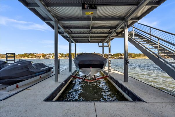 Exterior, Lake