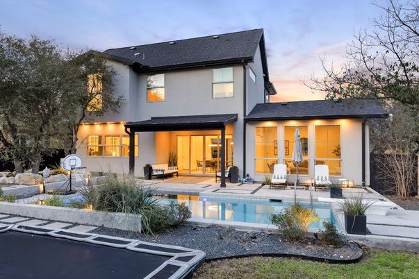 Exterior, Facade, Pool, Farmhouse