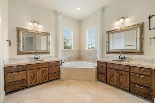 Bathroom, Dual Sink Vanities, Interior, Recessed Lighting