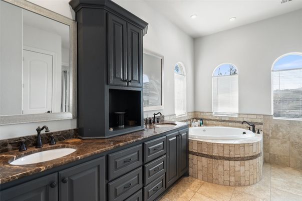 Bathroom, Dual Sink Vanities, Interior, Recessed Lighting