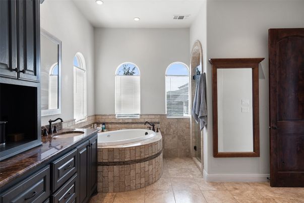 Bathroom, Dual Sink Vanities, Interior, Recessed Lighting