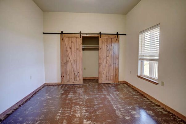 Empty room, Interior