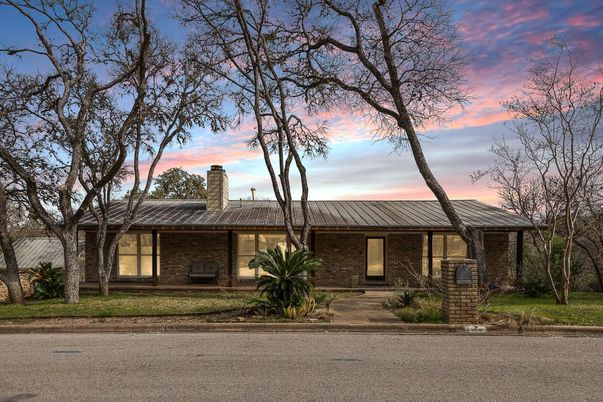 Exterior, Facade, Brick Facade, Ranch