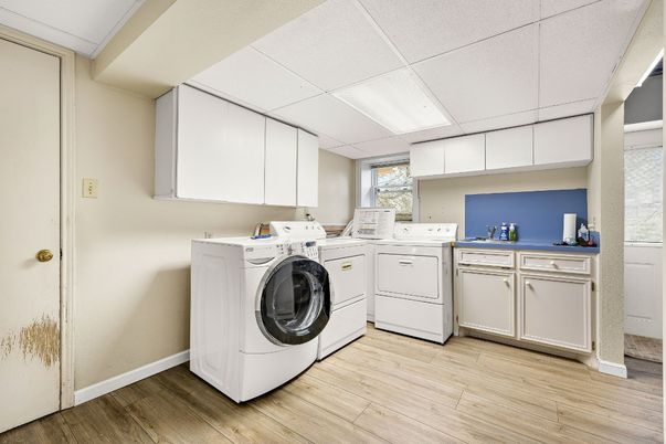 Interior, Washer, Wood Texture Flooring