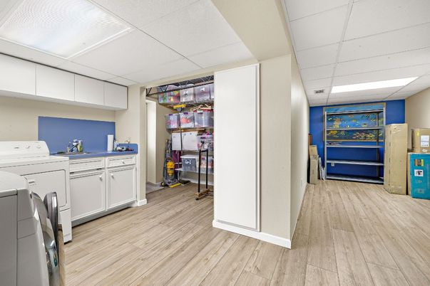 Interior, Recessed Lighting, Washer, Wood Texture Flooring