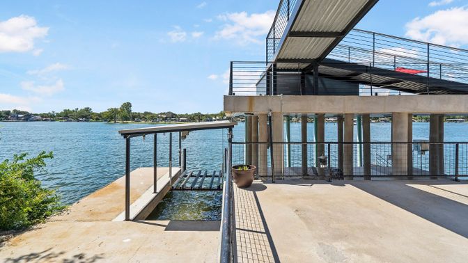 Exterior, Lake
