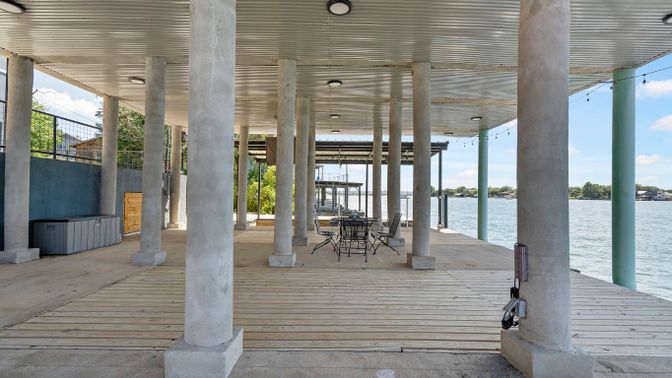 Exterior, Lake