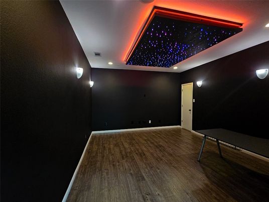 Interior, Recessed Lighting, Wood Texture Flooring