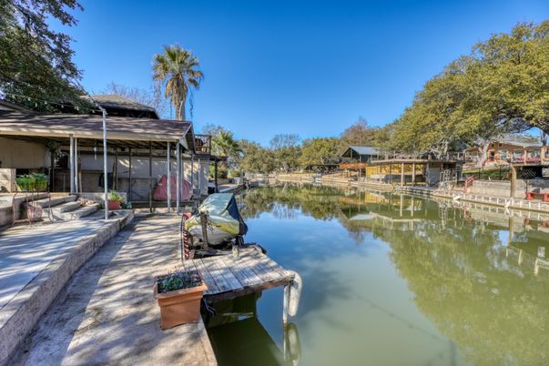 Exterior, Lake