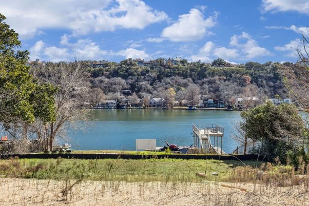 Exterior, Lake