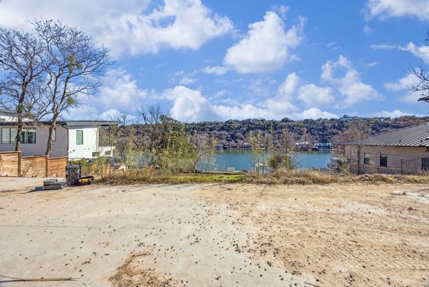 Exterior, Lake