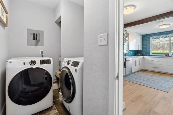 Interior, Washer, Wood Texture Flooring