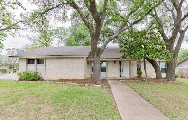 Backyard, Exterior, Facade, Brick Facade, Ranch