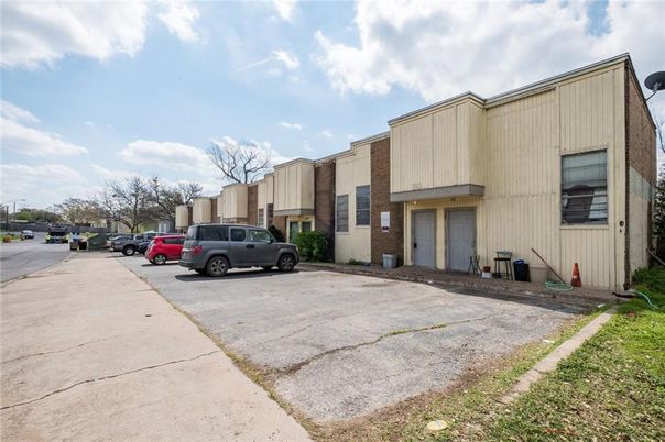 Exterior, Facade, Rowhouse