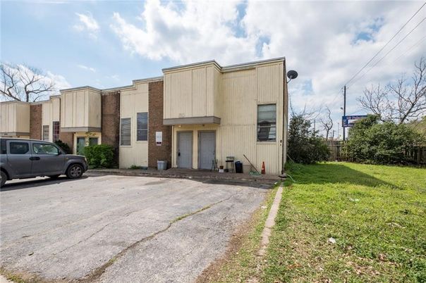Backyard, Exterior, Facade, Brick Facade, Rowhouse
