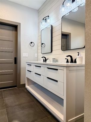 Bathroom, Dual Sink Vanities, Interior