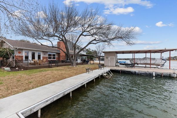 Exterior, Lake