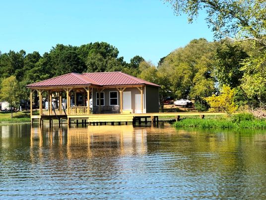 Exterior, Lake